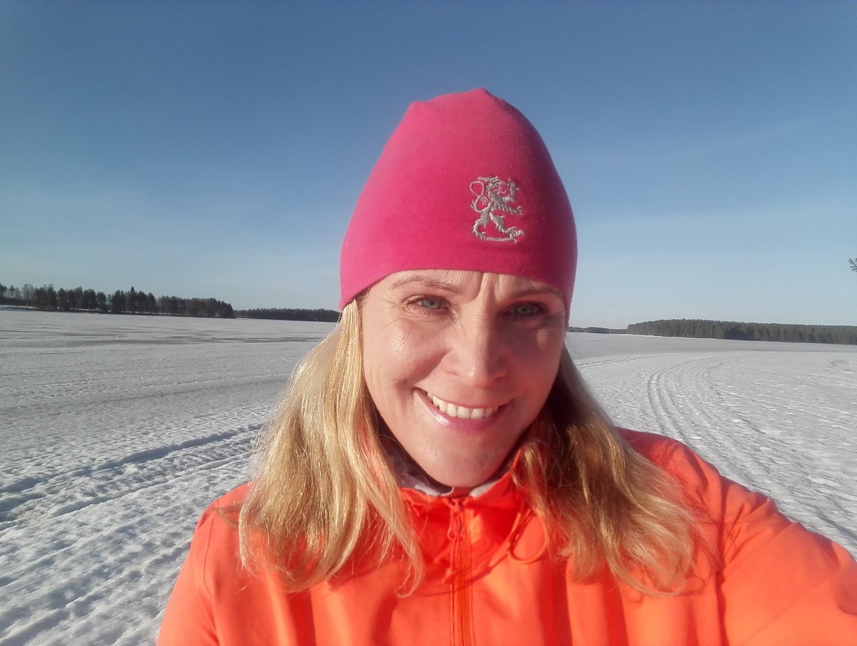 minna625's tweet photo. Järvilatutiedustelussa. Kyllä pääsiäisenäkin hiihdetään.#kevät #pääsiäinen #lepo #luonto #tilaaon https://t.co/DN4wXtgZKa