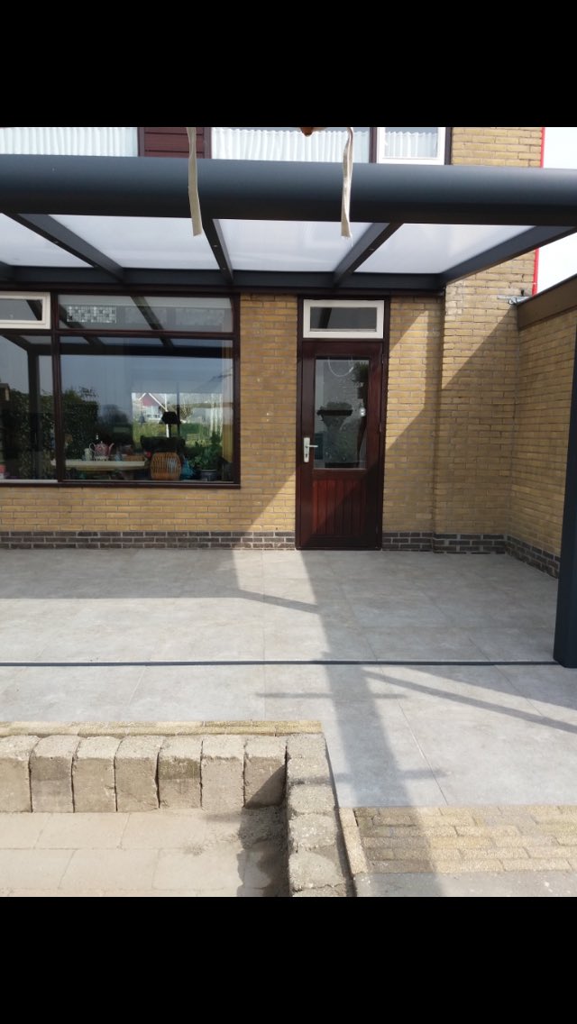 hiemstrabestrat's tweet photo. We hebben #weer een mooie overkapping bestraat met 60x60 #keramische #tegels en met een zilver grijze voeg deze mensen kunnen de #paasdagen maar genieten neem ook eens een kijkje op ons #website https://t.co/FXOvgCyrDq https://t.co/0uDX36qaRv