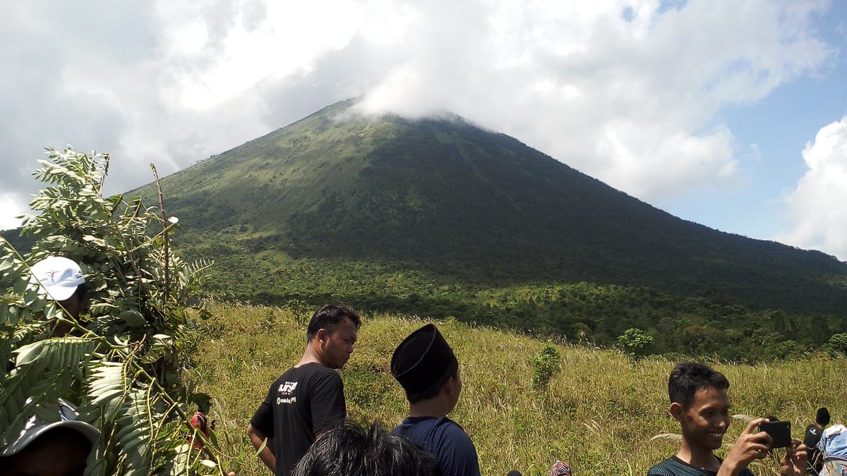 Alfandiku1's tweet photo. #BolosHariKejepit  enaknya naik gunung https://t.co/26tTDosUit