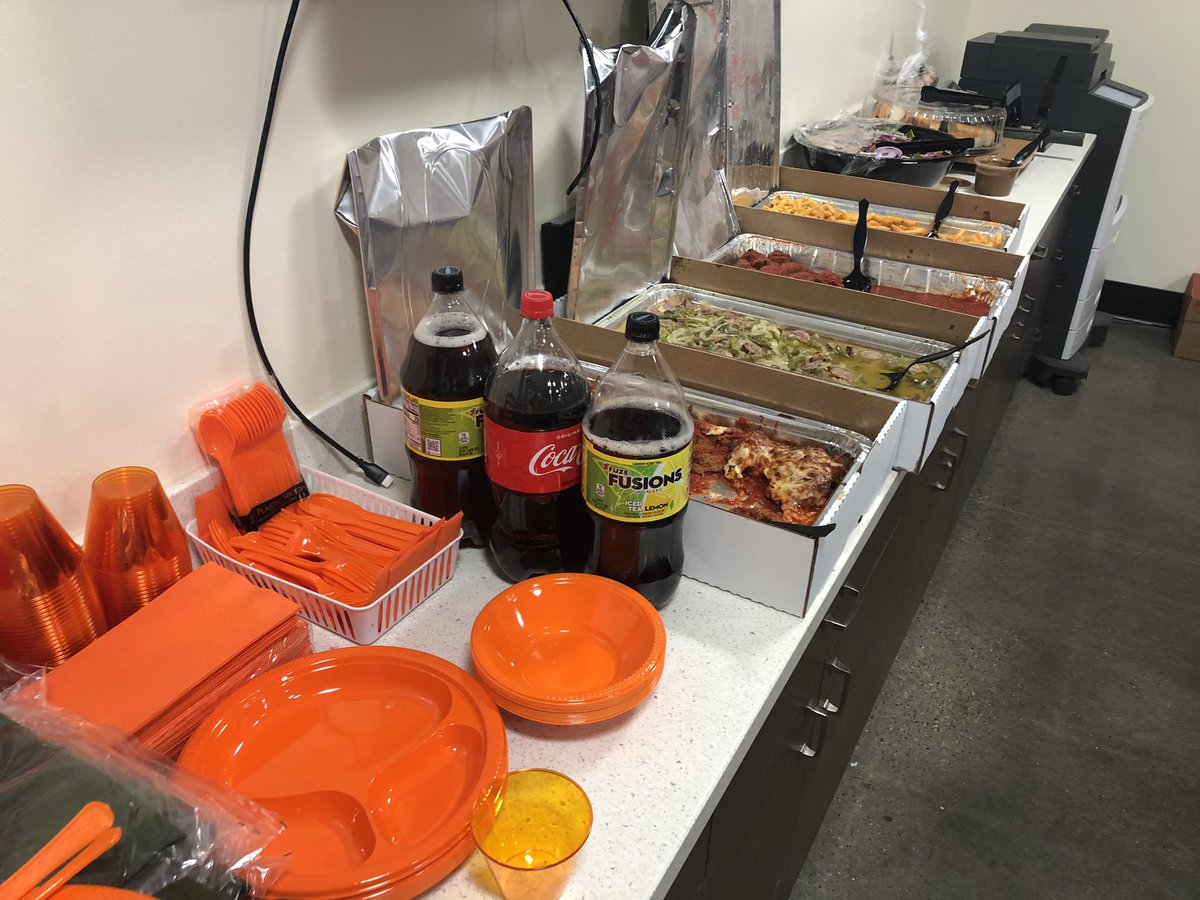 lightinthewoods's tweet photo. SamePage Late Night with this great team!  Food and SWAG!  @LoyceRiggans @JennHD193 @justinefaerber @Dan_Comperiati @RobinRGraham1 https://t.co/7wbVT56T19