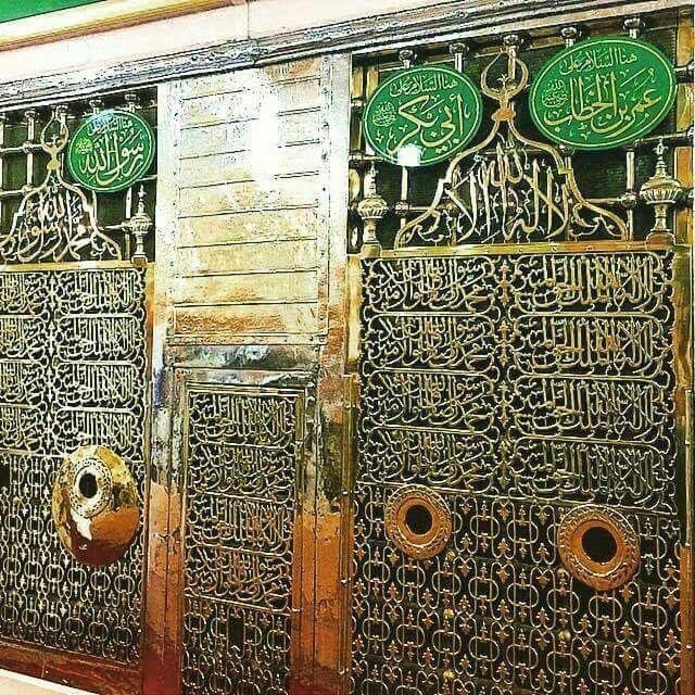 TreePens's tweet image. لو كنت في عمر العشرين أو الثلاثين وأسست بيتاً أو ورثته وكنت والخادمة والزوجة والأطفال تغسلون أيديكم بعد الطعام لينزل في المجاري طيلة حياتكم فيه والناس الذين من قبلكم والضيوف هل هذا مقبول .

أفتى إبن عثيمين بجواز ذلك في قناته الفضائية !!
وجواز قليل الزخرف الإسلامي !!