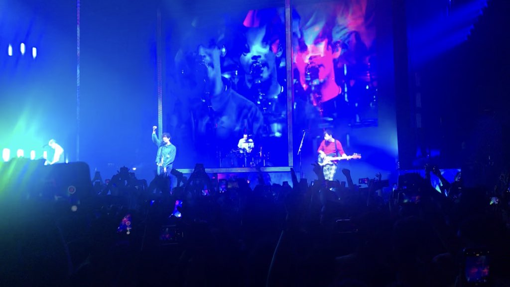 truly_destini's tweet photo. Can someone please enlighten me on how I’m going to able enjoy a concert ever again after witnessing @the1975 raise the bar to Neptune? #the1975 #dirtyhit https://t.co/JM8iH4kxHu