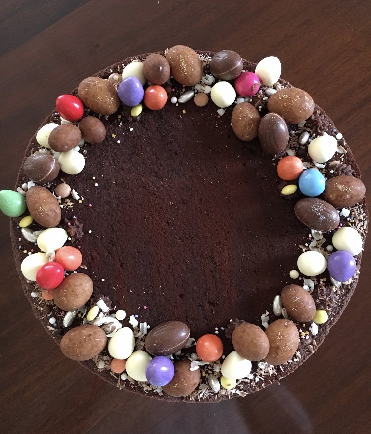 I’ve done a little video that’s just over 1 min that’ll show you how easy it is to get a flat top and straight sides on this deep indulgent Chocolate Easter Cake. Recipe and video link : youtu.be/NjyTtcfduxs #easterbake #eastercake #happyeaster