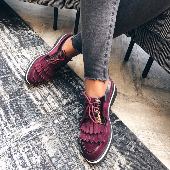 SPITZ_OFFICIAL's tweet photo. Make urban style your go-to silhouette with a pair of these #CarvelaWeekend Fringe Lace-Ups that are guaranteed to tie up your look with their quintessentially Italian styling. #AW19 #NewArrivals https://t.co/qTBTZby7LG