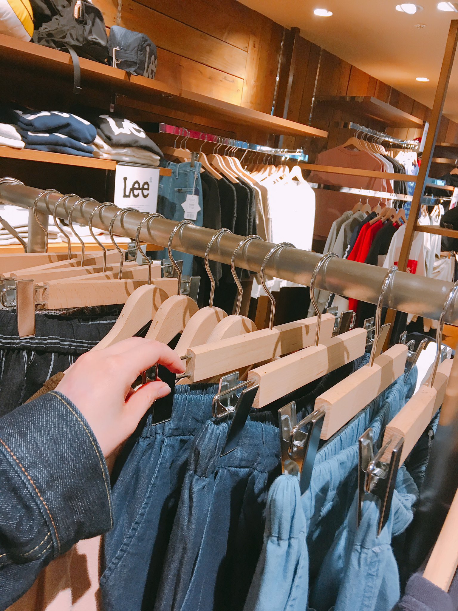 تويتر Right On 公式 على تويتر ウィンドウショッピングしてるよ 仕事です 企業公式って普段なにしてるの T Co Umcotld9uz