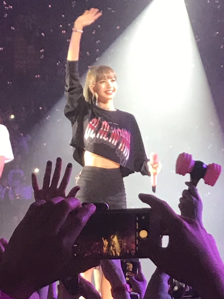 davikaso2's tweet photo. I love you Lisa! @lalalalisa_mn  #blackpink https://t.co/VkcAs2k8Zl