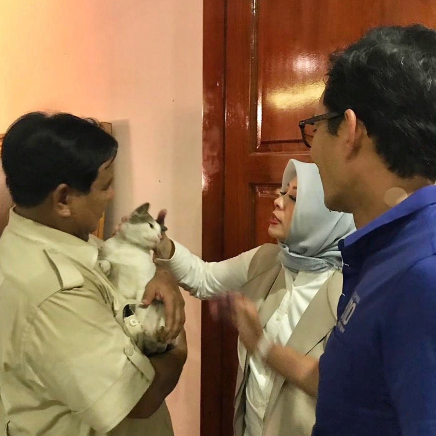sandiuno's tweet image. Terima kasih Pak @prabowo yang sudah menjenguk saya tadi malam ditemani kucing kesayangannya. Mohon maaf belum bisa mendampingi Bapak.

Mohon doa dari semuanya untuk kesembuhan saya.