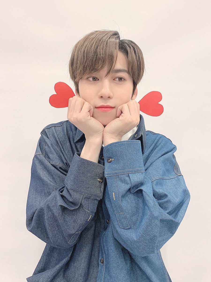 official_ONEUS's tweet photo. [#건희]
우리 달님들~🌙💕
우리 원어스가 벌써 100일이 됐어요!!
100일 동안 항상 함께 해줘서 고마워요😍❤ 앞으로도 우리 백년만년 함께해요! 약속~🤙🏻 https://t.co/7YHhHG4RWb