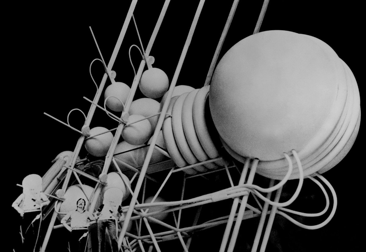 CoopHimmelblau's tweet photo. #atlas of #utopia #exhibition @FracCentre with #VillaRosa by #coophimmelblau #WolfDPrix https://t.co/tvfvU63A8e #nocolumns #NoWall #balloon #inflatablearchitecture #urbanvision #visionary photo: (c) #MichaelPilz https://t.co/RT12z32fBt