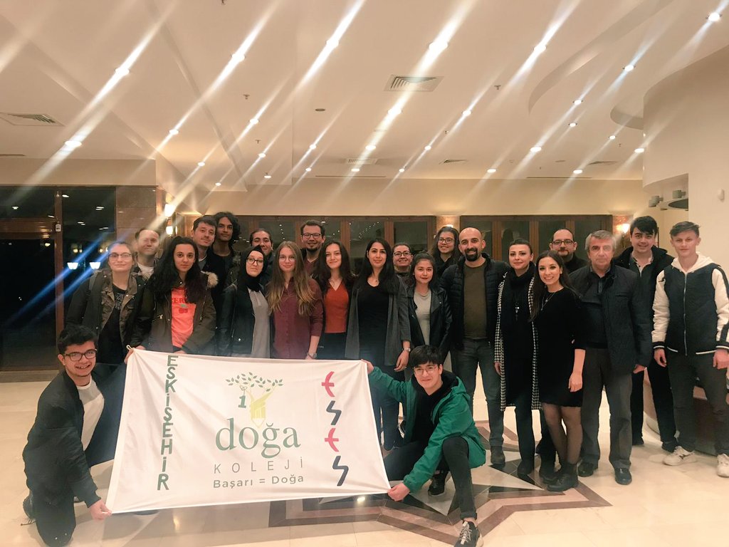 İnsan yönetir, insan oynar, dekorları, kostümleri, ışıkları, müzikleri insan hazırlar. Ve evet, insan izler. İnsana dair en güzel şeydir tiyatro!
Öğretmenlerimiz ve öğrencilerimizle birlikte Radyo-yu Hümayun adlı oyunu keyifle izledik. @doga_eskisehir @DamlaGuvenDG @EdaDadelen3