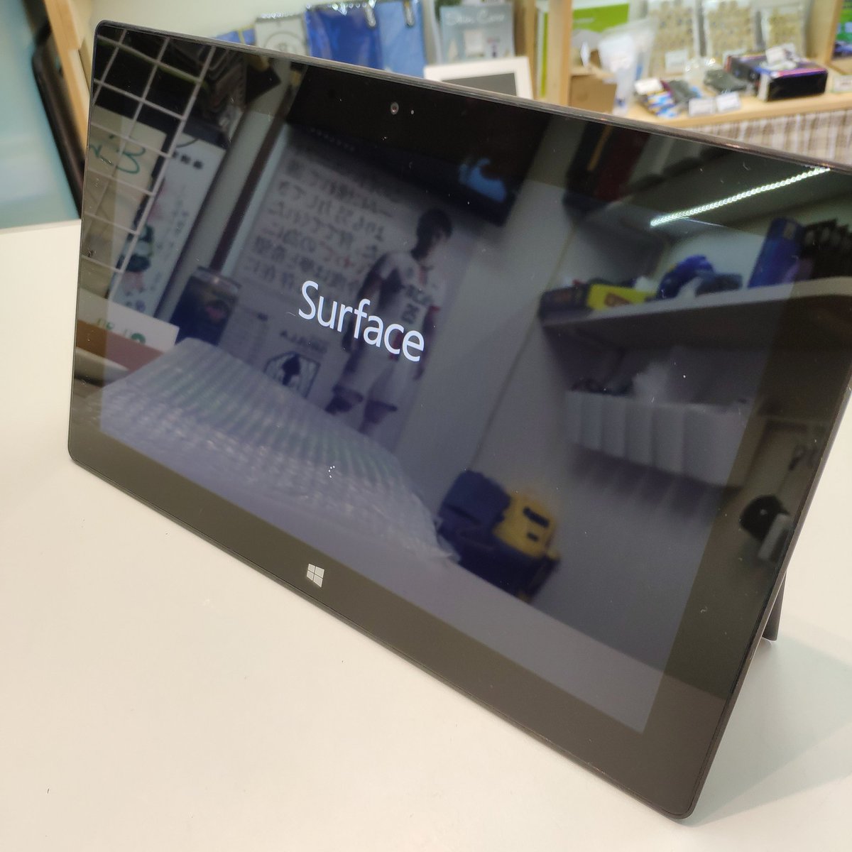 8bit_morioka's tweet photo. 【SurfaceRT】入荷
windowsRT搭載のタブレットです。
Microsoft Office2013RTもプリインストール
塗装はスタンド下側一部に多少剥がれがありますが、全体的には綺麗に使われてました。
また、サビも発生するようですが、そちらは除去済です！
#8bit #morioka #Surfacert #windowsrt #arm https://t.co/WfU6Q8w079