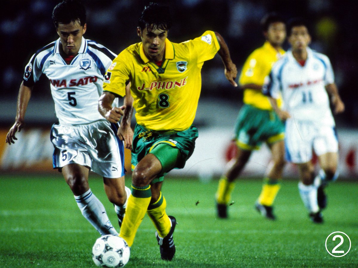 この写真を年代別（古い順）に並び替えて写真右下の数字で答えよ