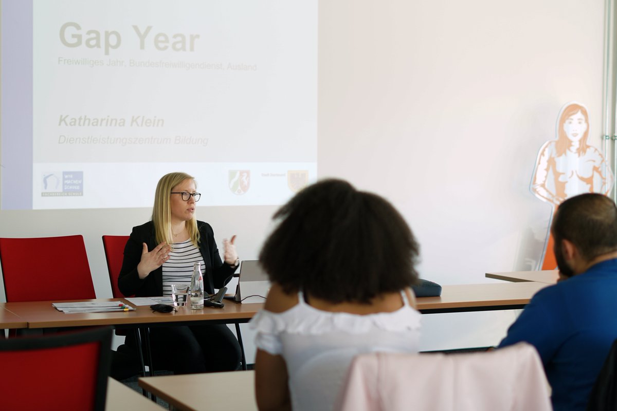 Talente_fhdo's tweet photo. Hilfreiche Informationen zum Themencluster #GapYear, #FreiwilligesJahr, #AuPair und Co gab es für die Teilnehmer*innen des Orientierungskurses am TalentKolleg #Ruhr der @fh_dortmund. Danke an die Referentinnen, @stadtdortmund, @roteskreuz_de, @CulturalCare 
#FSJ #Chancen https://t.co/fpbmSXRn1a