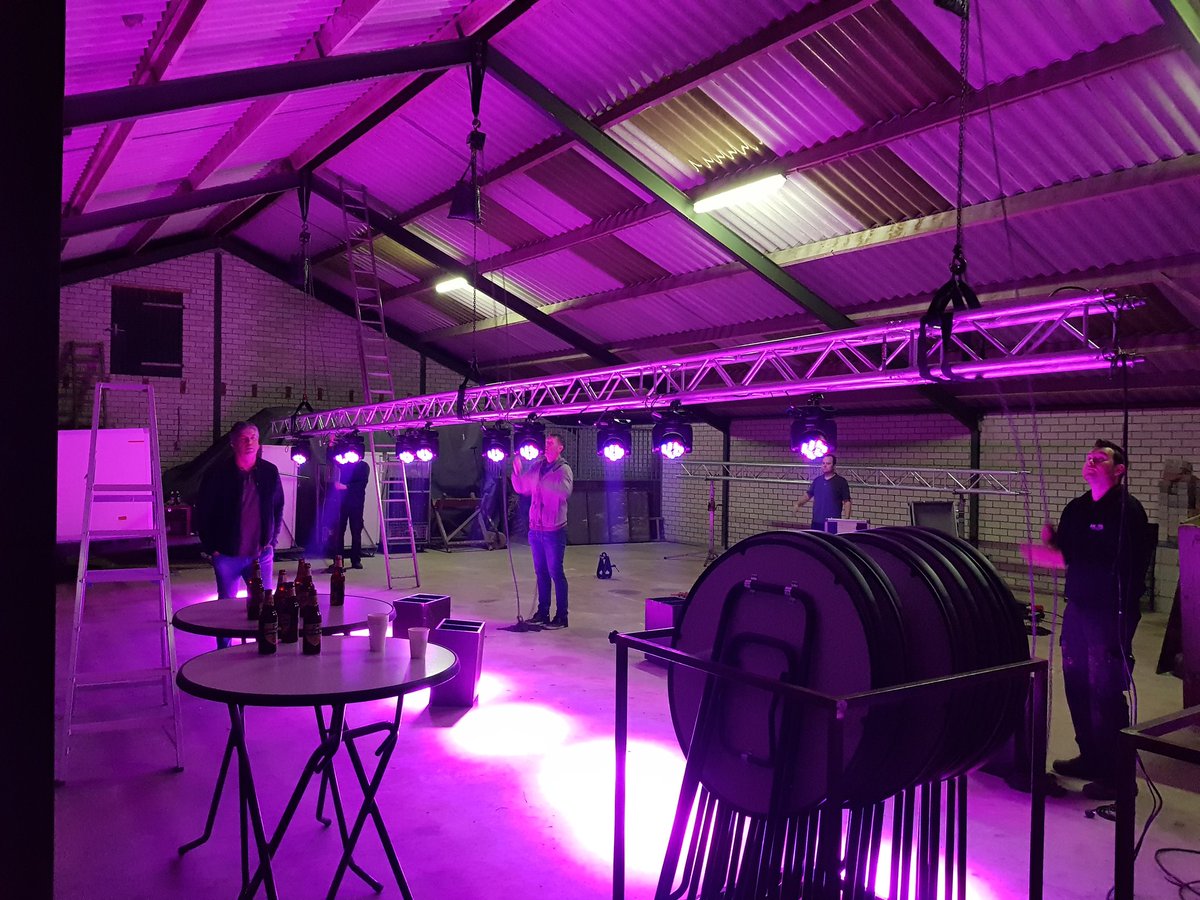 Voorbereidingen van ons 33 jarig-jubileumfeest op onze bouwlocatie in volle gang! De kriebels komen al, op naar Sniekerkoorts. Met diverse optredens en DJ's. #zinineenfeestje #CvdeSniekers #DJSieppie