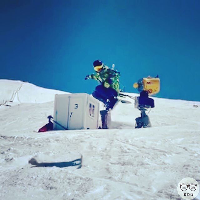 alacarretera's tweet photo. Buenos días! 😎🏂 así después de una gran temporada de nieve damos un salto a por la temporada de verano :) cambiamos chaqueta por toalla y bañador 🏖🏄🏼‍♂️ y otra vez a la carretera dirección ? #Algarve pero sin rumbo fijo 📌Sierra nevada 📸 by @lanzatealacarretera  #lanzatealaca… https://t.co/ZRwXtbjxkE