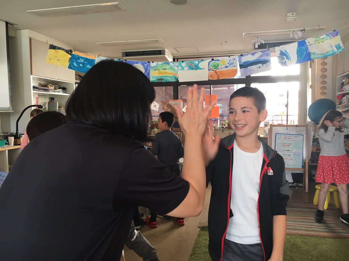 Hirasensei's tweet image. A few staff members from Starbucks came to talk about the concept of Omotenashi (hospitality with warm hearts) to Grade 3 students as a part of their PYP unit. Now students will use the concept and make a shopping skit as their written task. #yislearning #pypjapanese #omotenashi