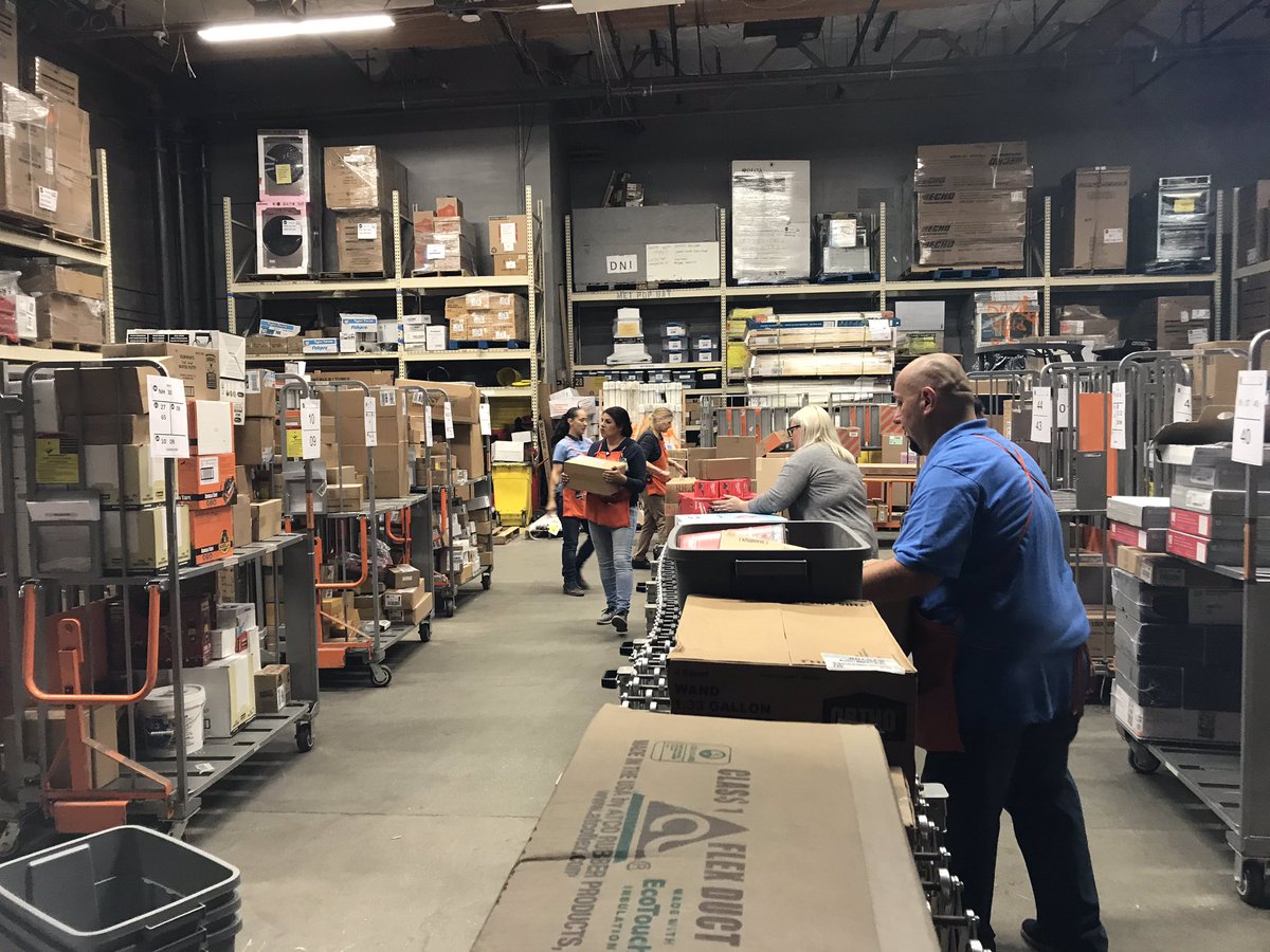 DavidHoyTHD's tweet photo. 6610 Leadership Team Knocked Out the Floor Load prior to Late Night Same Page!!! 💪🏽💪🏽 @Ambermedina6610 @6610Homedepot @juanitaajackson @lupeadiaz @likevike @jesse_moran10 https://t.co/X2nW8Fcyu0