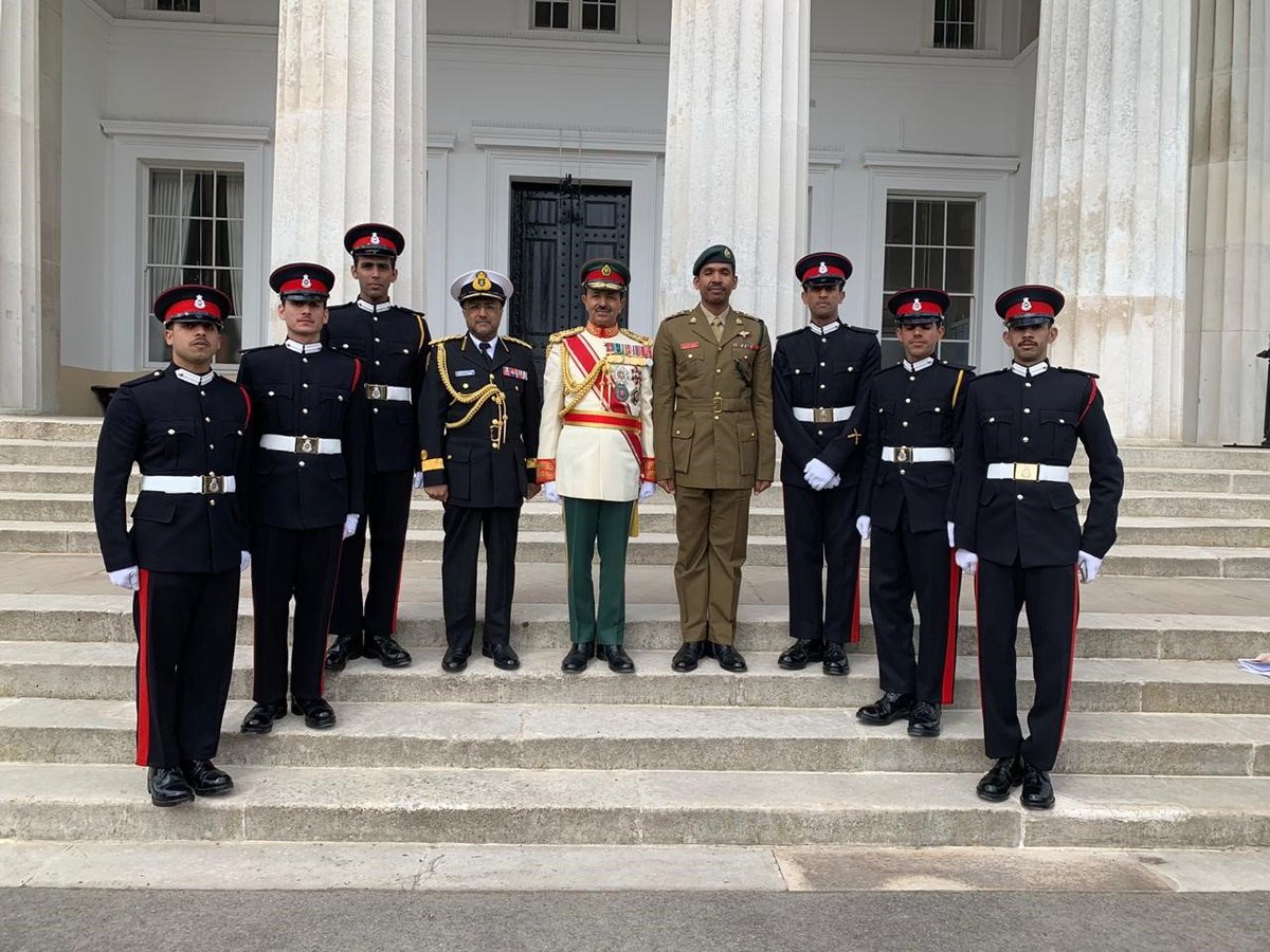 تزامناً مع الذكرى الأربعين لتخرج الفريق الركن أحمد بن حارث النبهاني رئيس أركان قوات السلطان المسلحة من الكلية العسكرية الملكية (ساندهيرست) و بناءً للدعوة الرسمية التي تلقاها من رئيس الأركان العامة للجيش البريطاني ، حضر فعاليات تخريج دورة جديدة من المرشحين منتسبي الكلية