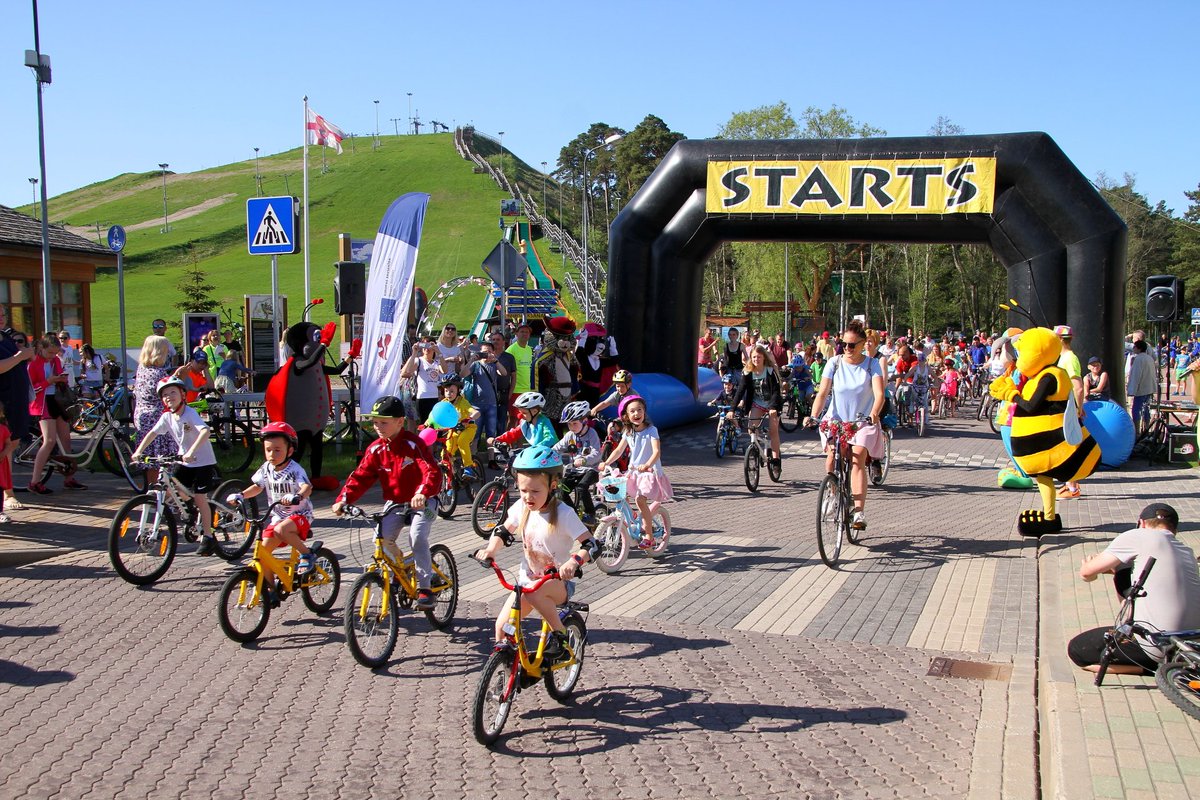 PiedzParks's tweet photo. Sestdien, 11. maijā, plkst.11:00 Piedzīvojumu parku un pilsētas ielas piepildīs velobraucēji, un jau tradicionāli ar krāšņu velobraucienu tiks atklāta Ventspils vasaras tūrisma un velo sezona. 🚴‍♂️
🦋Velobrauciena devīze ir “Taureņu veloorķestris”🦋
https://t.co/cXeSb4tf6n https://t.co/Q1YJvxCDIl