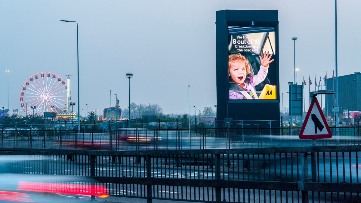 8OutdoorMedia's tweet photo. @TheAA_UK showing off their premium roadside service on our premium roadside #BrentCross #Mega6! @Goodstuffers @TalonOOH https://t.co/NUZTXg9oEQ