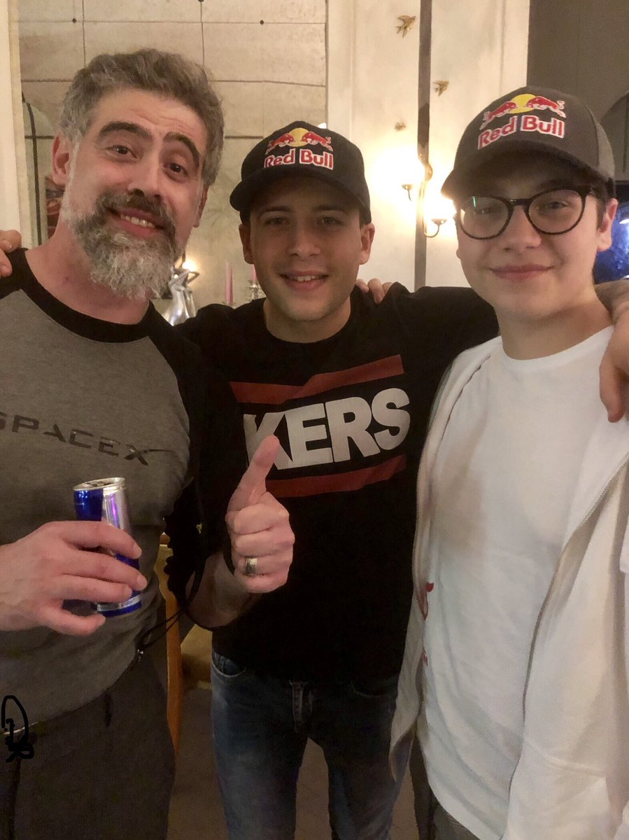emilio_cozzi's tweet photo. Che sia su un palco o con un #pad fra le mani, ho amici potenti. Come #LukeSkywalker. 
@machetegaming13 : fra #rap, #videogiochi ed #esport. E con la passione e il talento ad amalgamare l’impasto.
@redbullITA @GO_Reynor @MkersPrinsipe @NitroakaWilson @manuelito @MacheteProd https://t.co/uQjfXkqTub
