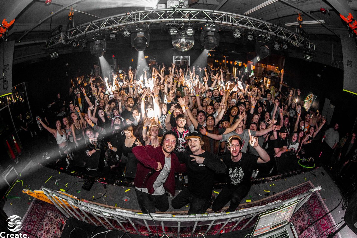 createmusicart's tweet photo. Family photo from @createperiod on April 6th featuring @ctfbeats's The Ascent Tour, with support from @OfTheTrees, @AbelationMusic, @Scriptabass and @BassCanviss15, with a very special Live Painting performance from @positivecreator! ๐โค๏ธ๐ต๐จ
#CreateMusicArt https://t.co/DSKM0BQ0UR