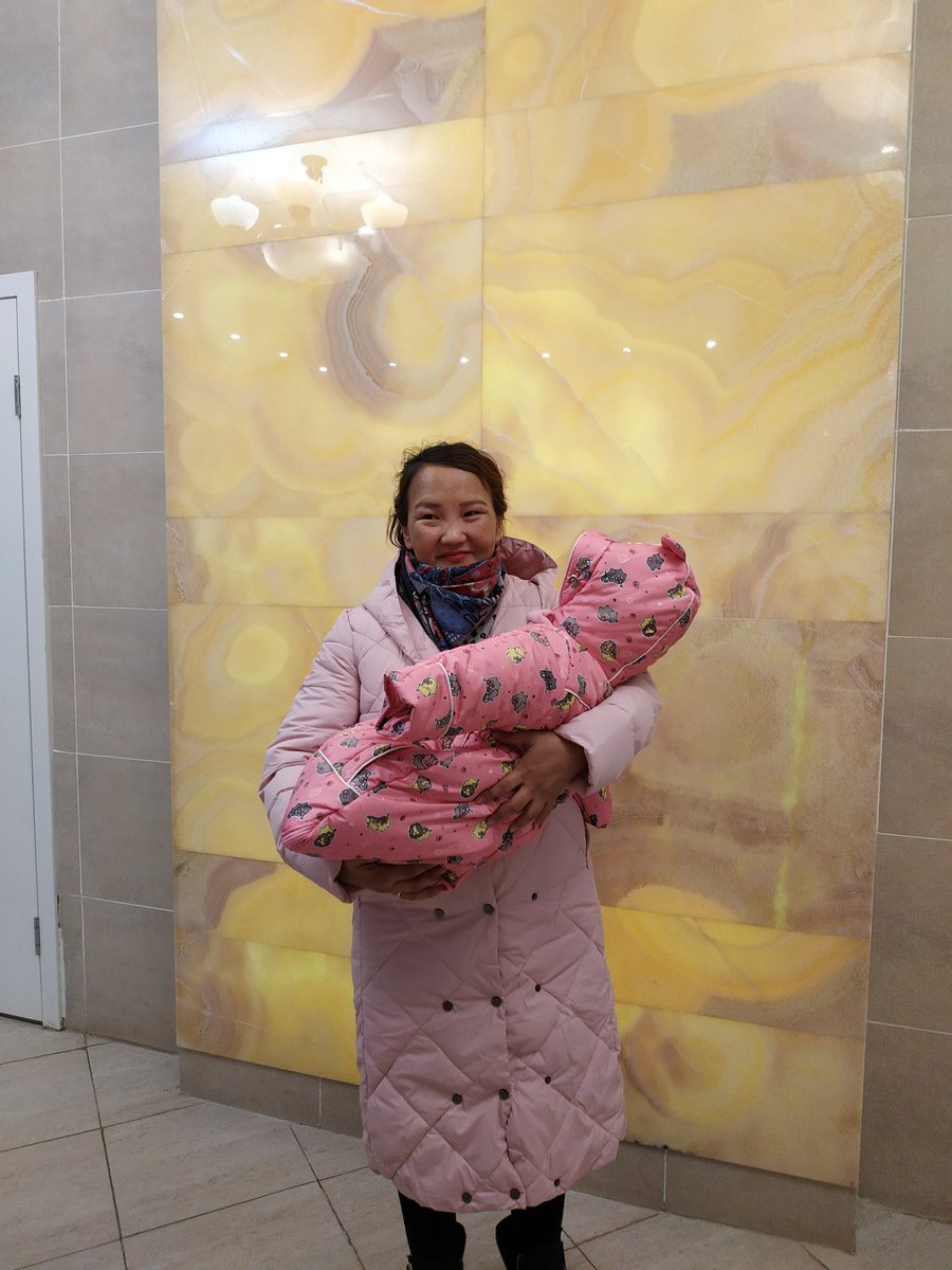 veneranini's tweet photo. встретила сегодня маму с маленькой такой сестрёнкой 😍😍😍🙂♥️люблю тебя мам♥️♥️♥️ https://t.co/iAiWLx9RHh