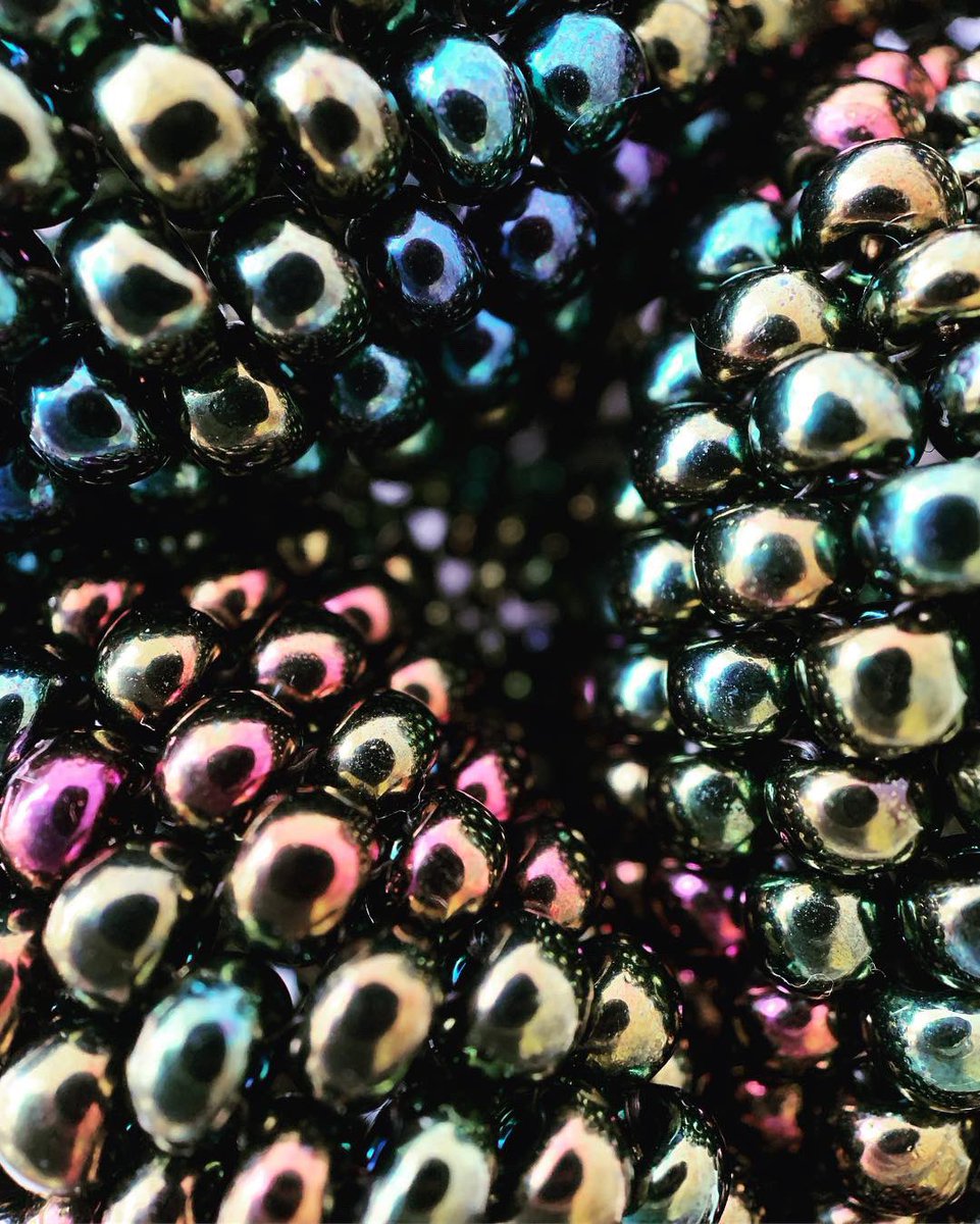 SunDropsStudio's tweet photo. Having fun with my new Macro lens iPhone attachment from @sandmarc. This is my current weekend project. Now I can document its strange growth pattern. #beadweaving #onebeadatatime #beadstitching #photography #finebeading #glassbeads #czechglassbeads #artisan #handmade #sculpture https://t.co/RiYAe0LFo2