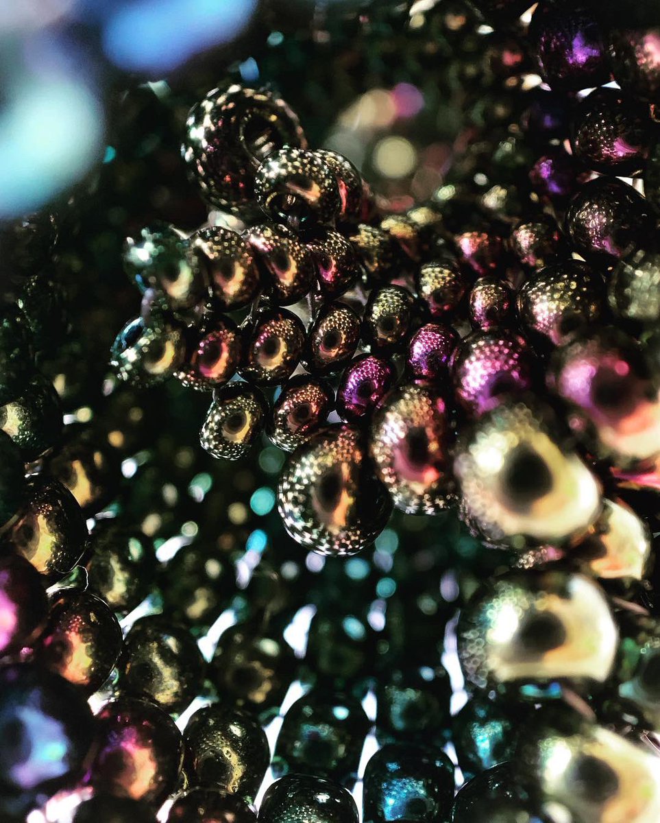 SunDropsStudio's tweet photo. Having fun with my new Macro lens iPhone attachment from @sandmarc. This is my current weekend project. Now I can document its strange growth pattern. #beadweaving #onebeadatatime #beadstitching #photography #finebeading #glassbeads #czechglassbeads #artisan #handmade #sculpture https://t.co/RiYAe0LFo2