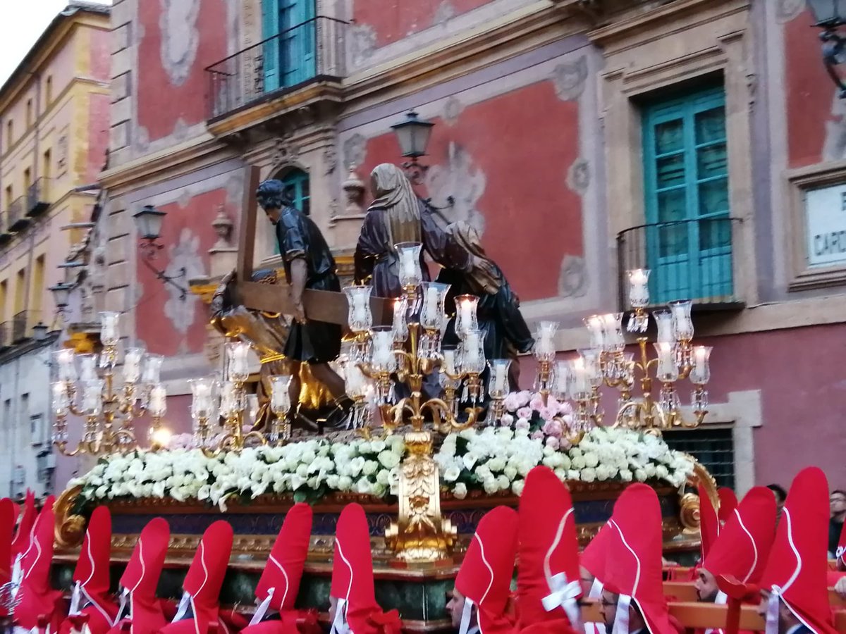 FloristFernando's tweet photo. ❤ Es #MiércolesSanto en #Murcia, la procesión de #LosColoraos de la Archicofradía De La Sangre tiñe de rojo las calles de nuestra ciudad.
Arreglo de tronos:
▶ La Samaritana.
▶ El Pretorio.
▶ Las Hijas de Jerusalén.
📷 @CSCofradiasMur 📷
•
#SSantaMurcia #SemanaSanta https://t.co/T9VXVqK9Gw