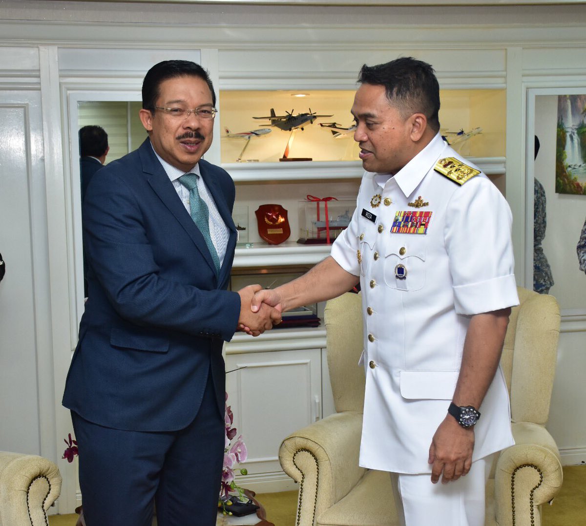 Royal Malaysian Navy Auf Twitter Panglima Tentera Laut Laksamana Datuk Reza Azeranil63 Membuat Kunjungan Hormat Ke Atas Ybhg Dato Seri Mohd Zuki Bin Ali Sempena Hari Pertama Beliau Bertugas Di Mindefmalaysia Https T Co Mx4plkpg9b