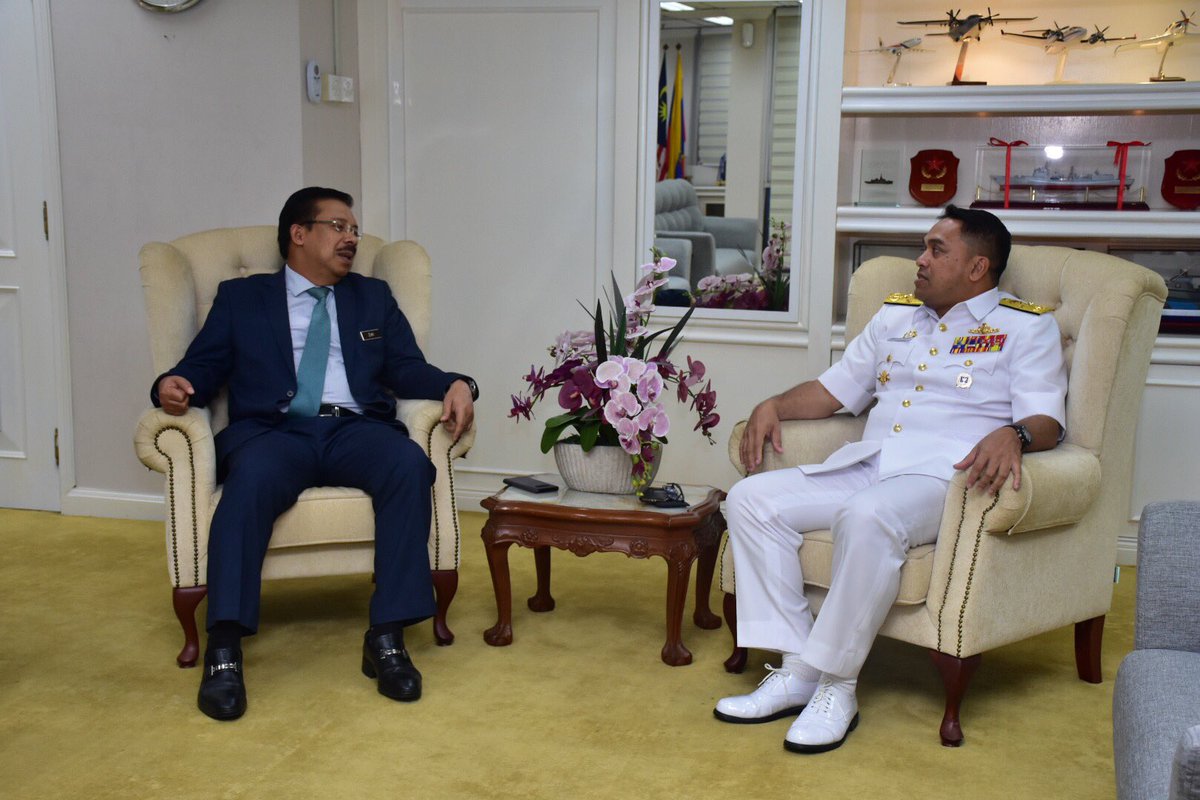Royal Malaysian Navy Auf Twitter Panglima Tentera Laut Laksamana Datuk Reza Azeranil63 Membuat Kunjungan Hormat Ke Atas Ybhg Dato Seri Mohd Zuki Bin Ali Sempena Hari Pertama Beliau Bertugas Di Mindefmalaysia Https T Co Mx4plkpg9b