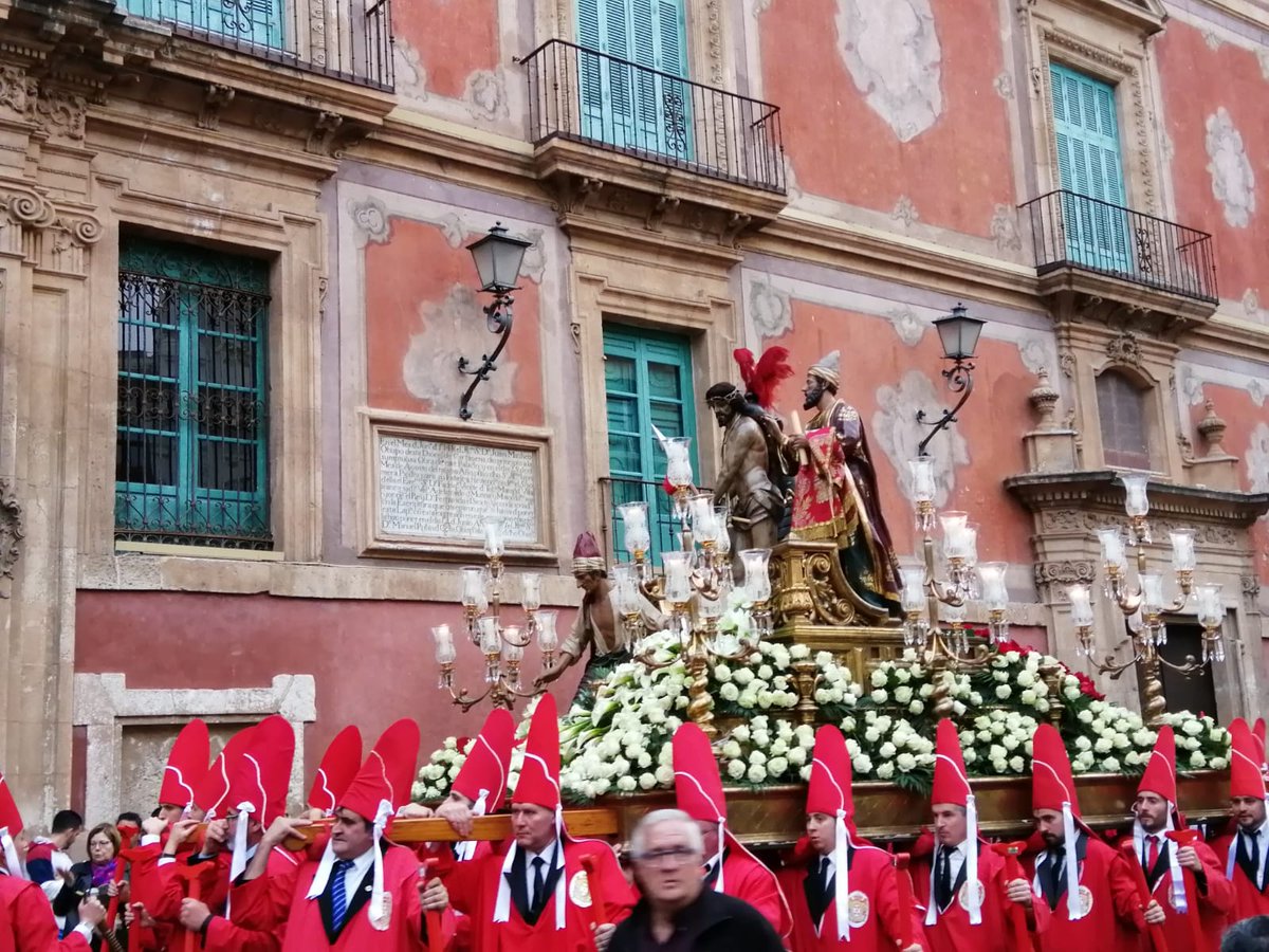 FloristFernando's tweet photo. ❤ Es #MiércolesSanto en #Murcia, la procesión de #LosColoraos de la Archicofradía De La Sangre tiñe de rojo las calles de nuestra ciudad.
Arreglo de tronos:
▶ La Samaritana.
▶ El Pretorio.
▶ Las Hijas de Jerusalén.
📷 @CSCofradiasMur 📷
•
#SSantaMurcia #SemanaSanta https://t.co/T9VXVqK9Gw
