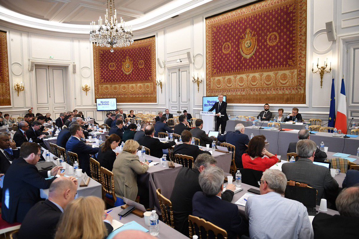 Quand <a href="/FdeRugy/">François de Rugy</a> s'adresse aux préfets, il y a de l'eau en bouteille plastique et des gobelets en plastique jetables pour tous.
Histoire de montrer l'exemple, probablement…
Cc. @Min_Ecologie <a href="/brunepoirson/">Brune Poirson</a> <a href="/EmmWargon/">Emmanuelle Wargon</a> <a href="/kill_th_plastic/">Kill the plastic</a> <a href="/FNEasso/">📦🦋 France Nature Environnement</a> <a href="/ZeroWasteFR/">Zero Waste France</a>