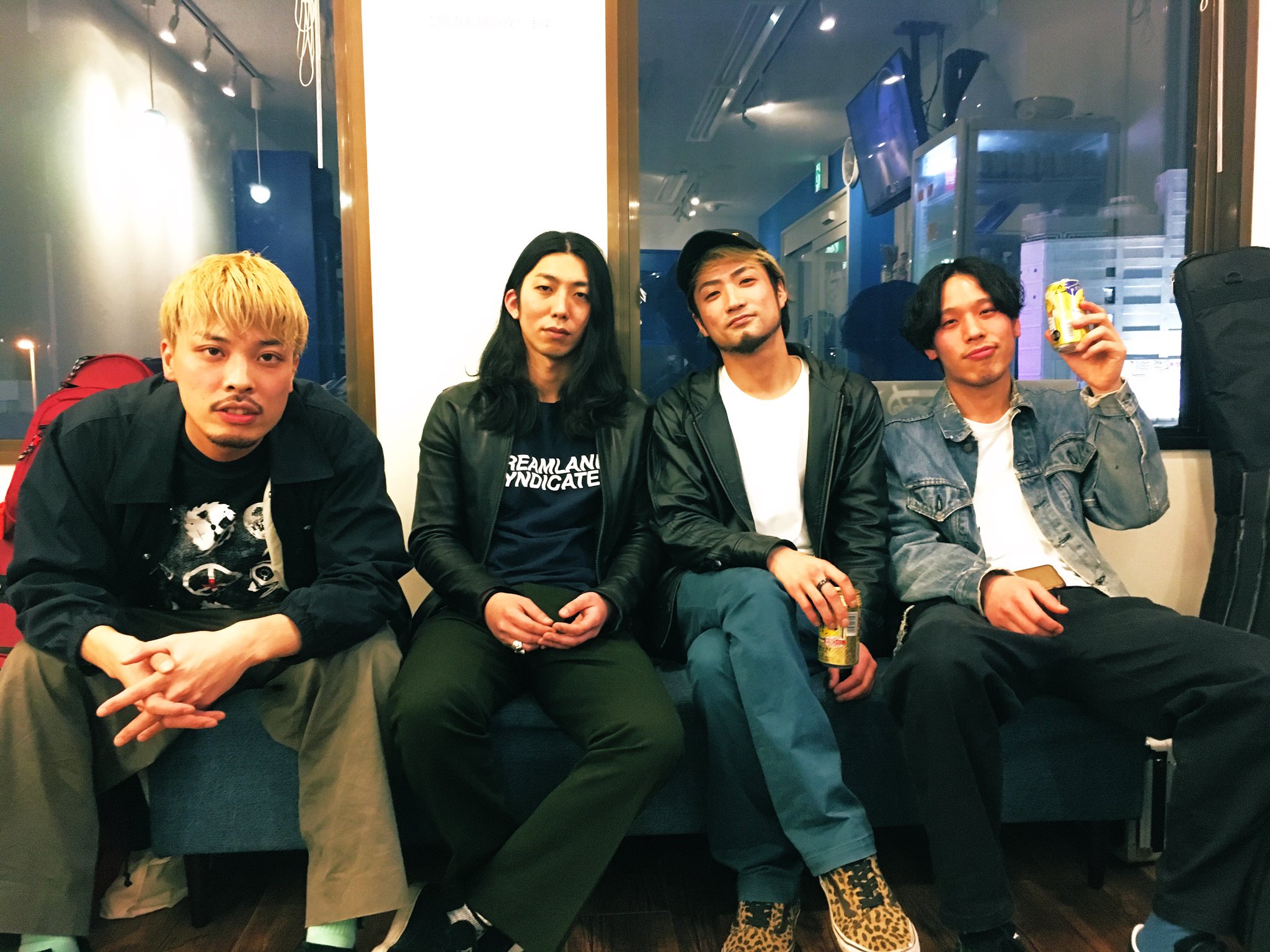 渋谷ムーンサイド ミハエルpresents ムーンサイドのバンド出てこいやァ その1 お久しブリブリ 今日紹介するバンドは Reservoir ムーンサイドの常連さんだよ 4 22新宿ロフト 4 25新宿サイエンス 5 15下北沢ガレージ でライブを控えてるぞ