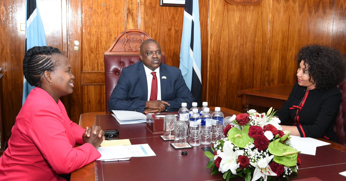 PRESIDENT RECEIVES SPECIAL ENVOY FROM RSA |President <a href="/OfficialMasisi/">Dr. Mokgweetsi E.K Masisi</a> this morning received a special envoy of <a href="/PresidencyZA/">The Presidency 🇿🇦</a> <a href="/CyrilRamaphosa/">Cyril Ramaphosa 🇿🇦</a>, in the person of <a href="/DIRCO_ZA/">DIRCO South Africa</a> Minister <a href="/LindiweSisuluSA/">Lindiwe Sisulu</a> 🇧🇼🇿🇦🌧️