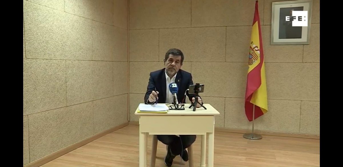 meritxellbudo's tweet photo. Aquesta imatge il.lusta millor que res que en @jordialapreso a part de ser un pres polític és un ostatge de l'Estat espanyol #ThisIsTheRealSpain #NoSurrender https://t.co/GEGXYeKj4Z