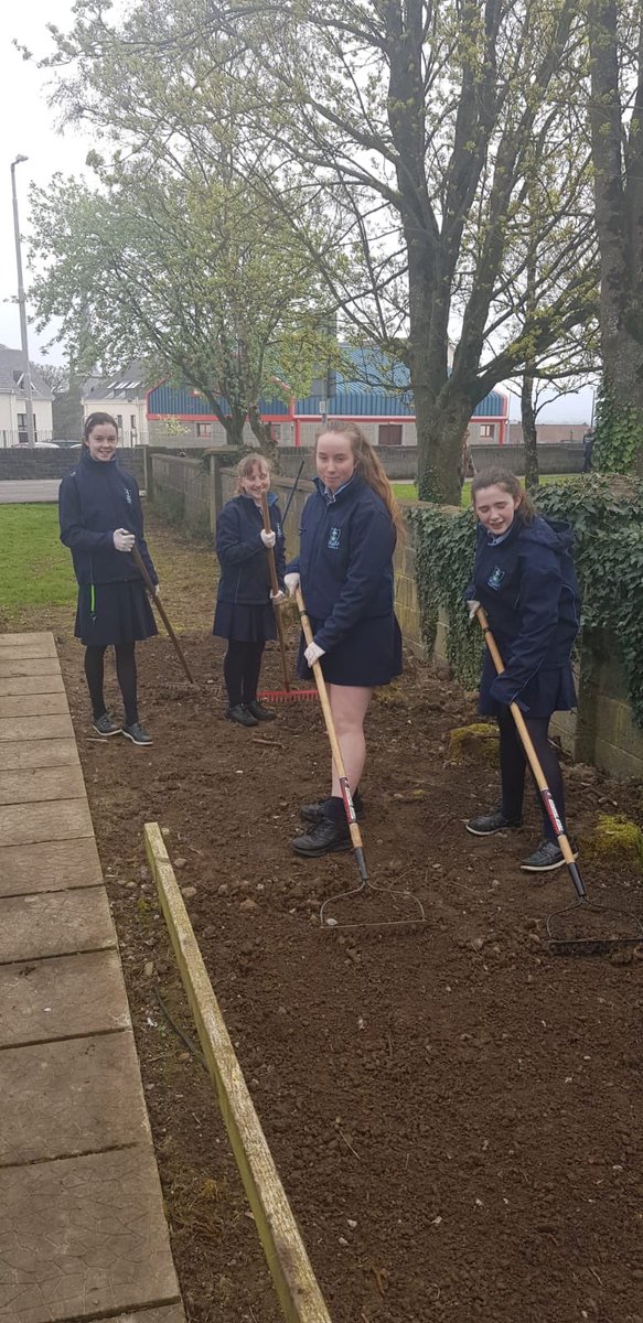 stmaryscharle's tweet photo. Garden club @stmaryscharle  helping out in the local community 🙌🏻 https://t.co/z7tI2NnfvY