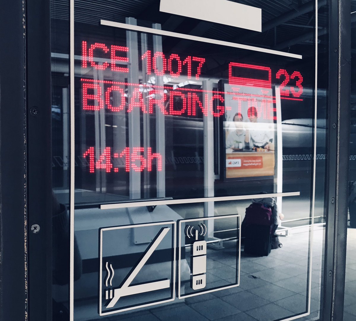 zumtesthier's tweet image. For the record: So sieht das aus, wenn ein ICE auf seine Reisenden wartet 🚅 Dann gibt es eine #boardingtime 😲 🧳
