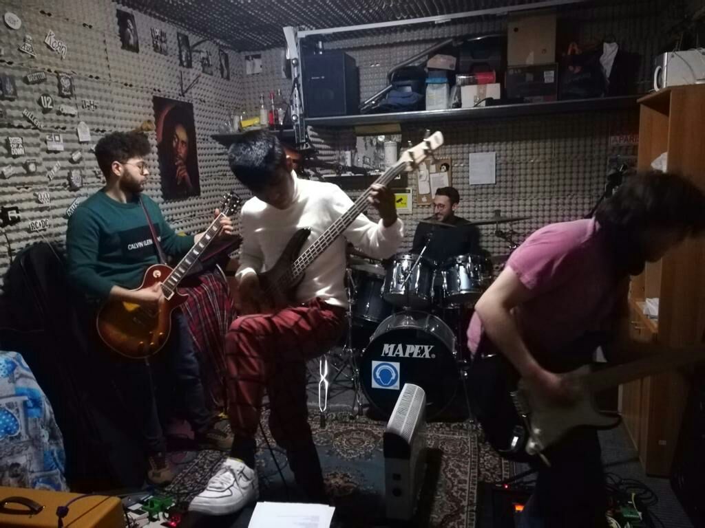 Marcvs98's tweet photo. Yeah!!! #rocknroll @LcdfP133
#leceneridellafenice #fenice #saletta #prove #friends #potenza #cittadipotenza https://t.co/DKVrQyFeNw