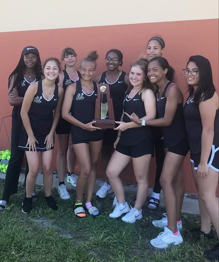 Oakleaf_Ath's tweet image. We are so excited to announce that the girls tennis team won the District Championship and are heading to Regionals!
The Boy's Team will be competing in a playoff match Thursday to determine District Runner Up &amp;amp; if they win, will also head to Regionals!
#OakleafBuilt #GoKnights