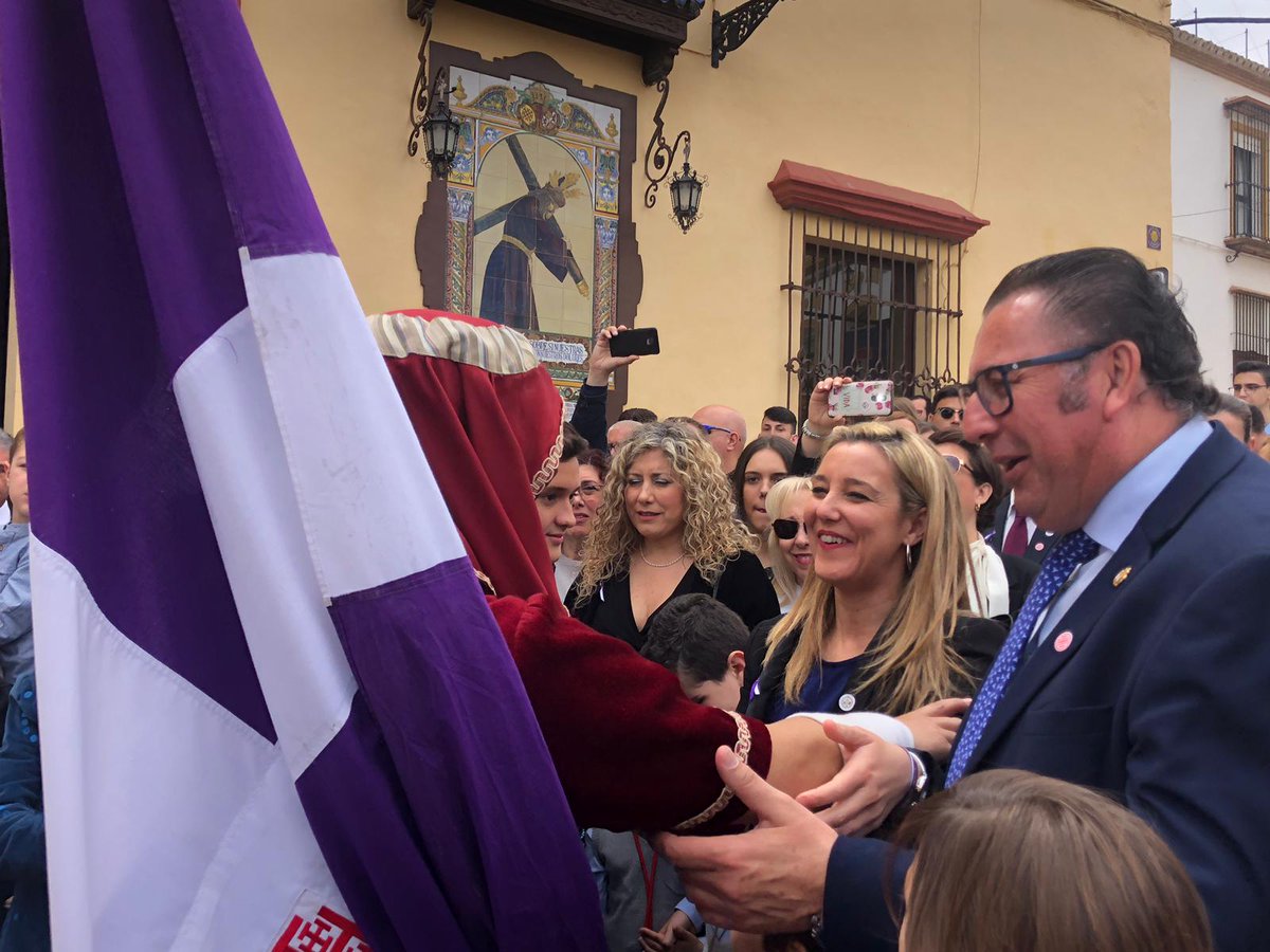 aytoguadaira's tweet photo. La última revoleá de bandera de la mañana. #alcaládeguadaíra espera La Madrugá. @aytoguadaira alcaldesa @anaisabel_jc con nuestra #identidad #patrimonio #traciciones https://t.co/7OF9wuC7Rt