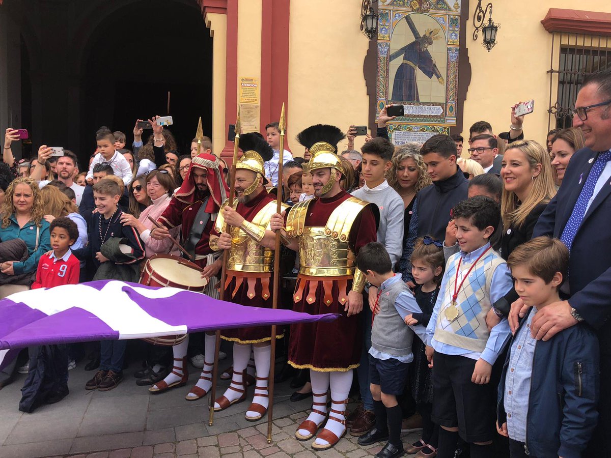 aytoguadaira's tweet photo. La última revoleá de bandera de la mañana. #alcaládeguadaíra espera La Madrugá. @aytoguadaira alcaldesa @anaisabel_jc con nuestra #identidad #patrimonio #traciciones https://t.co/7OF9wuC7Rt