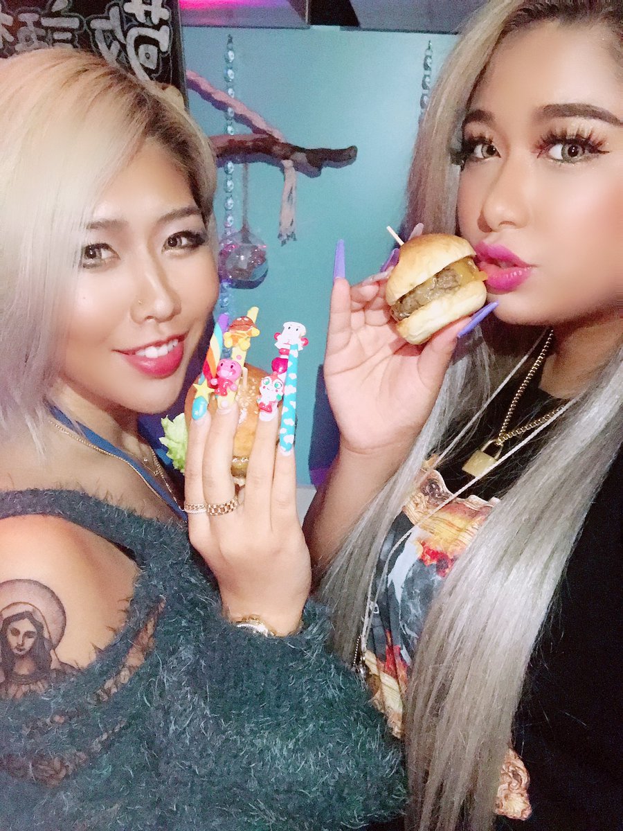 渋谷ギャルカフェ10sion 公式 En Twitter この前ちっちゃいハンバーガーもらったの あやてぃむ爪のせいでハンバーガーが見えない件 Www 爪食べちゃわないかまじ心配だわ ハンバーガー 渋谷 ギャルカフェ ギャル ギャルが1番かわいい ギャル