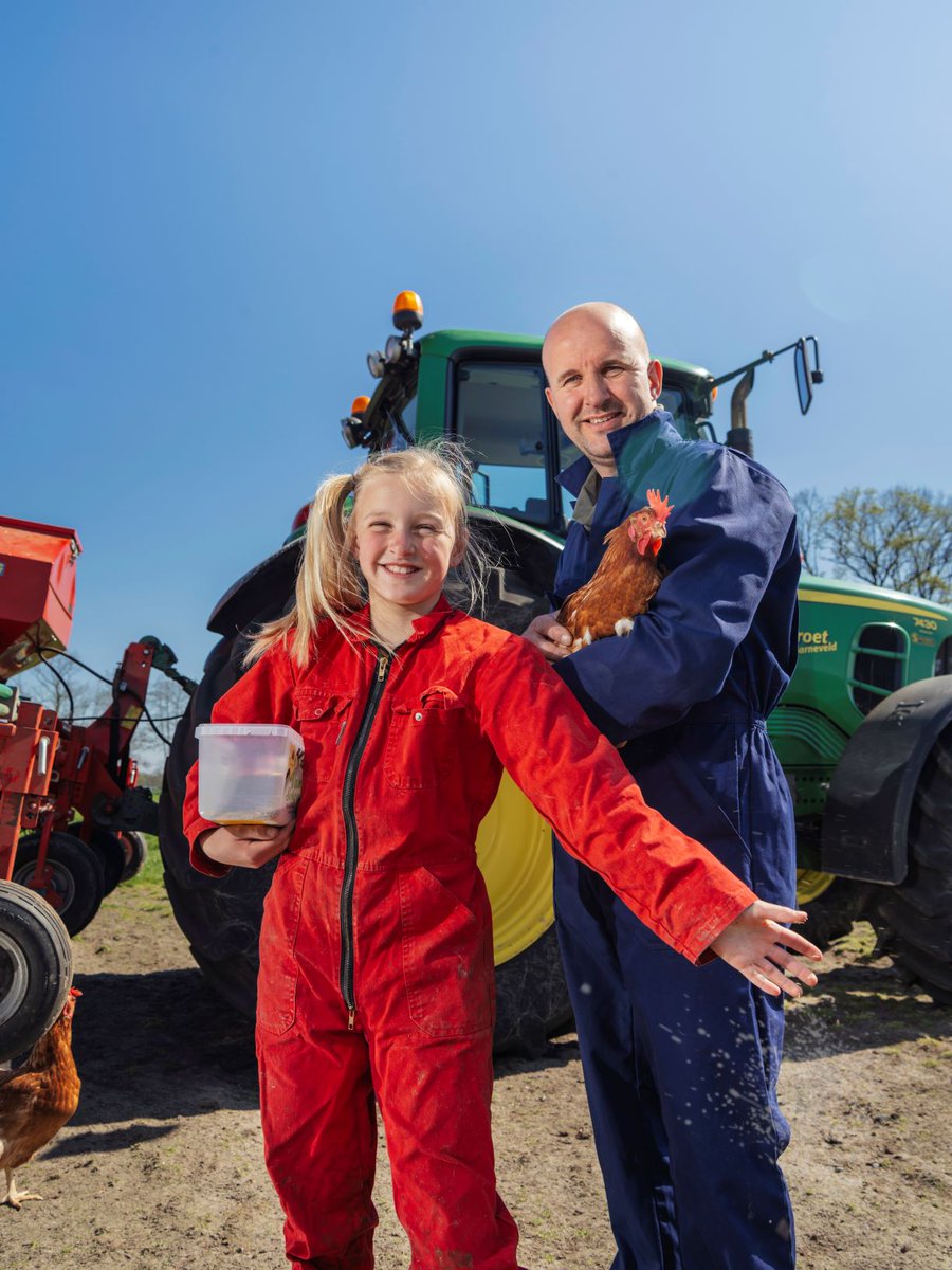 Het gaat niet zo goed met de wilde bij in Nederland. Verspreid door het hele land zaaien Blije Kip-boeren daarom de buitenuitloop van de kippen in met een biologisch bloemzadenmengsel. Kijk voor meer info op: blijekip.nl/blije-kip-boer…