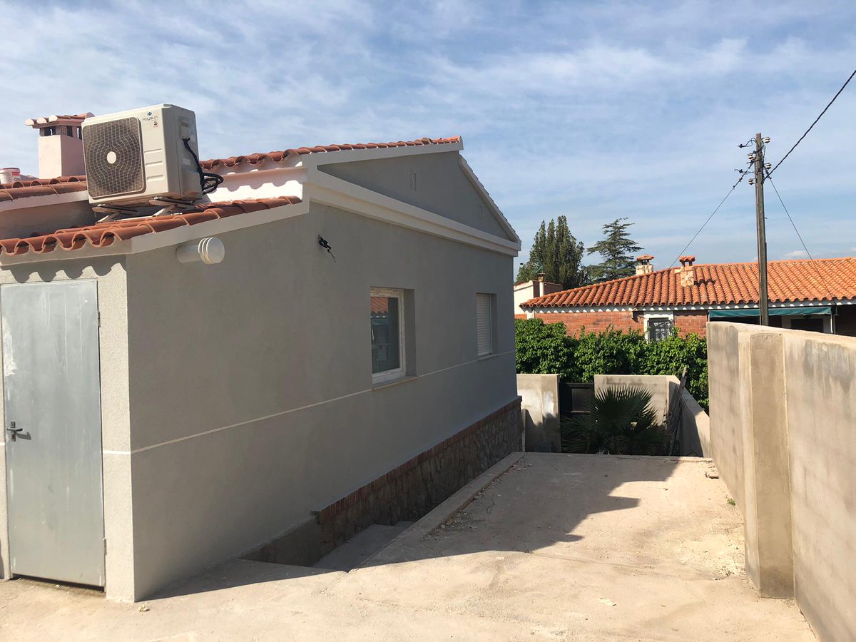 ecoplana's tweet photo. Finalización de rehabilitación de vivienda unifamiliar en urbanización Monte Cristina. Trabajos realizados: limpieza de restos de pintura, aplicación de mortero adhesivo con malla de fibra de vidrio de 160 gramos y acabado con mortero acrílico
#rehabilitacion#gecoltherm #ecoplana https://t.co/ZTivVCNzUT