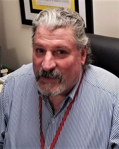 USACE_NY's tweet photo. ENGINEER RECEIVES APPLE AWARD. Mark McKenna, a project engineer, received the Apple Award for his contributions to the completion of a state-of-the-art Non-Commissioned Officer’s Academy at Ft. Drum in upstate NY. #USACE #USArmy #D0D https://t.co/FtNeef2HM1
