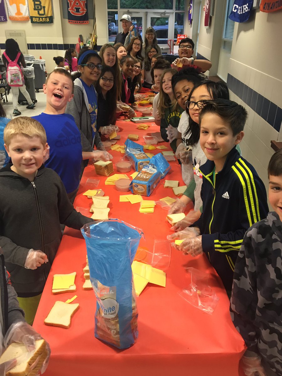 KA_Knights's tweet photo. Kimberlin Knights care about our community. Our Kiwanis Kids are making sandwiches for the homeless. @Kimberlin_PTA @gisdmagnets #KimberlinShines #GarlandUSA #ChooseGarlandISD https://t.co/6MZnmLDJfz