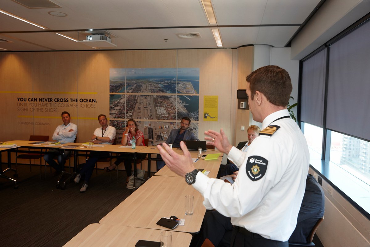 Havenvereniging's tweet photo. Bankier, binnenvaart manager of baggeraar ... Op welke manier je ook met de @PortOfRotterdam te maken hebt, je kennis haal je in één dag op bij de #QuickPortScan op woensdag 22 mei. Meld je aan en vergroot je kennis én je netwerk!
https://t.co/d9zrHoTWxw … https://t.co/DFsgPejz5m