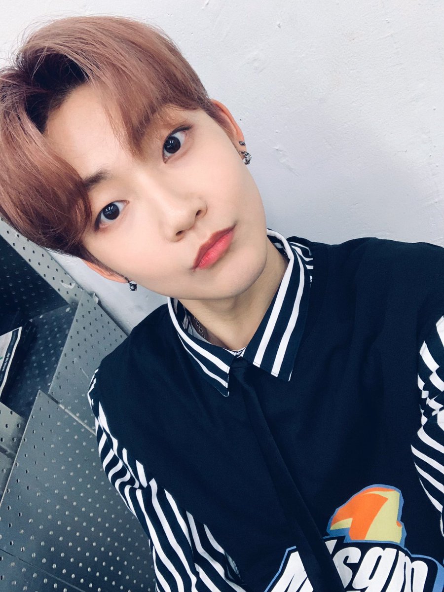 WE_THE_BOYZ's tweet photo. 얼마안남았다아아아아아 see ya soonnnnnnn #iswearmyhairispurple https://t.co/9C10sao0La
